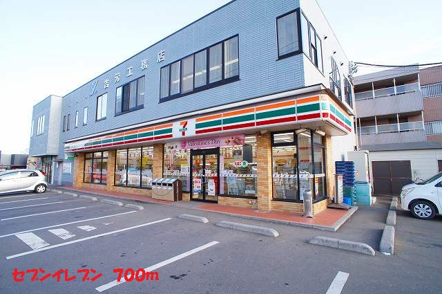 Convenience store. 700m to Seven-Eleven (convenience store)
