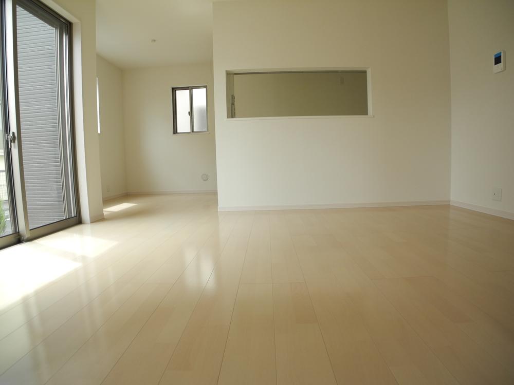 Same specifications photos (living). Same manufacturer construction cases