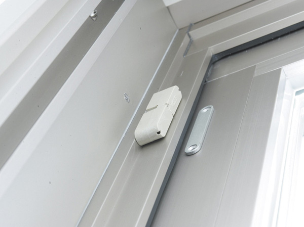 Security.  [Security sensors] 1 Kaimado ・ Roof balcony window (FIX window ・ To except the surface lattice with window) has established the security sensors. When the window of the security sensors to sense during the vigilance interphone is ringing in the dwelling unit, It will be automatically reported to the Central Security Patrols. (Same specifications)