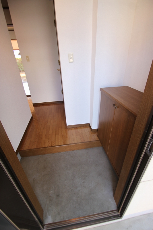 Entrance.  ■ Same apartment It is similar to photo