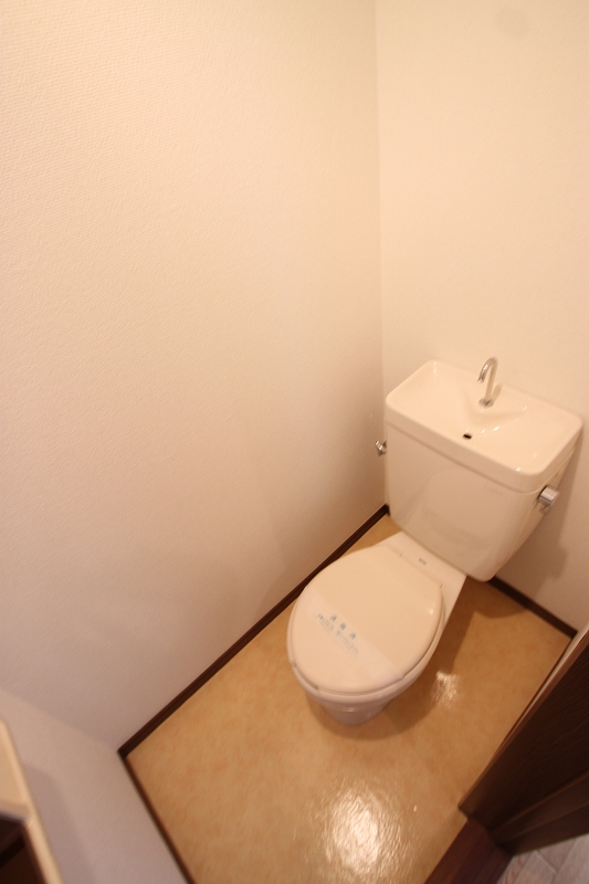 Toilet.  ■ Same apartment It is similar to photo