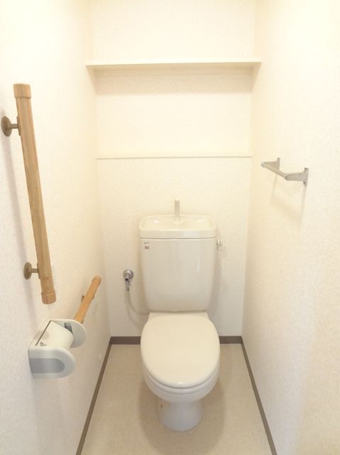 Toilet. Convenient storage rack ・ handrail ・ Yes towel