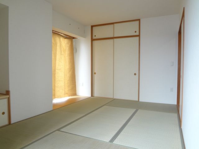 Living and room. It comes with plates and storage shelves in the Japanese-style room