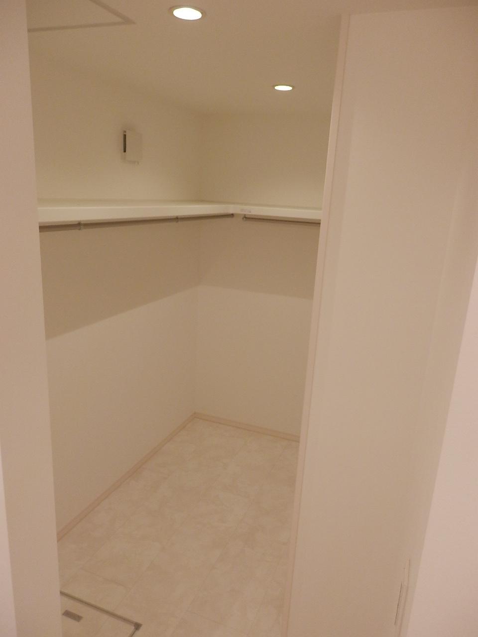 Receipt. Room (May 2013) Shooting