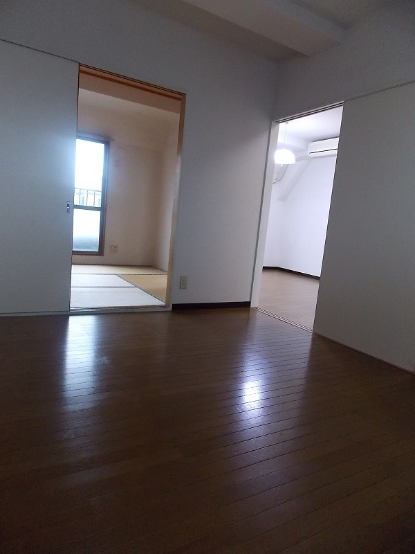 Living and room. Western-style 6 Pledge.