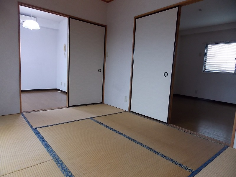 Living and room. Japanese-style room 6 quires.