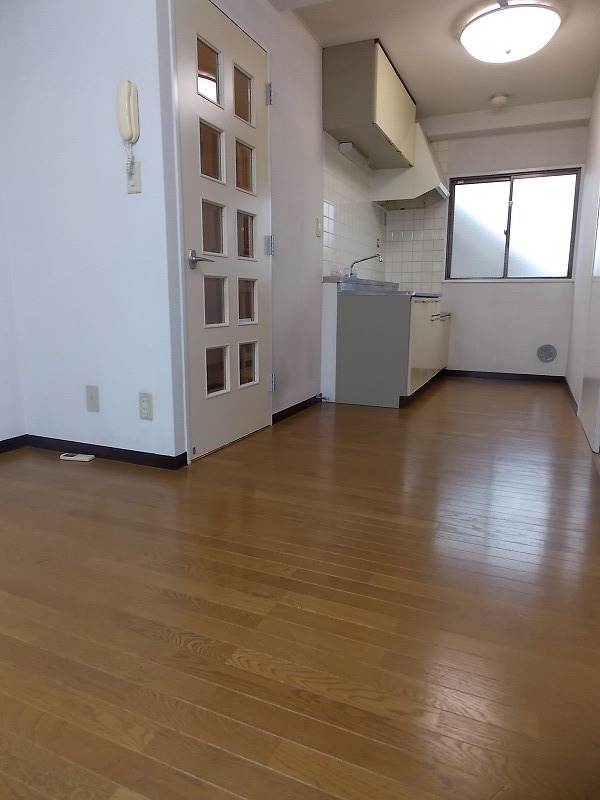 Living and room. DK8 Pledge.