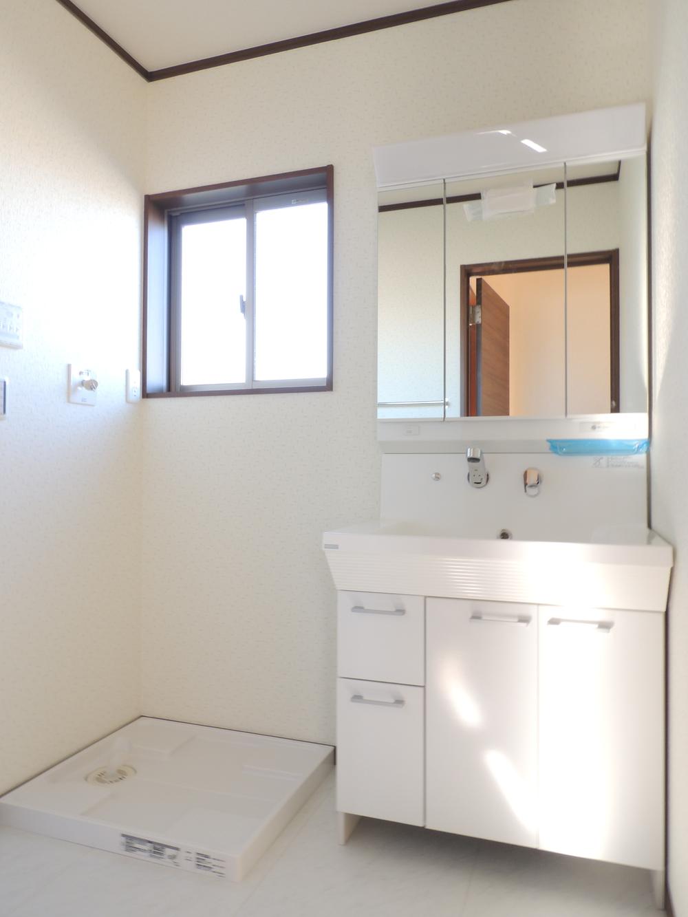 Wash basin, toilet. Interior