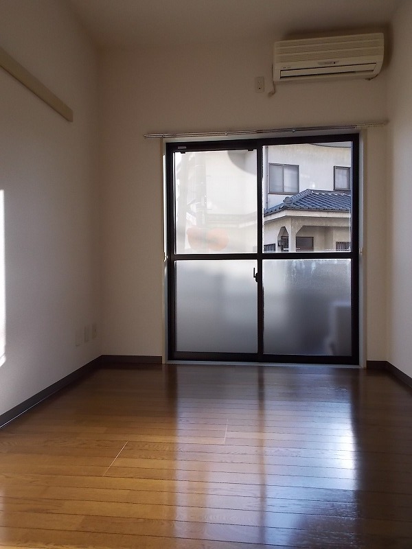 Living and room. Western-style 4.8 Pledge