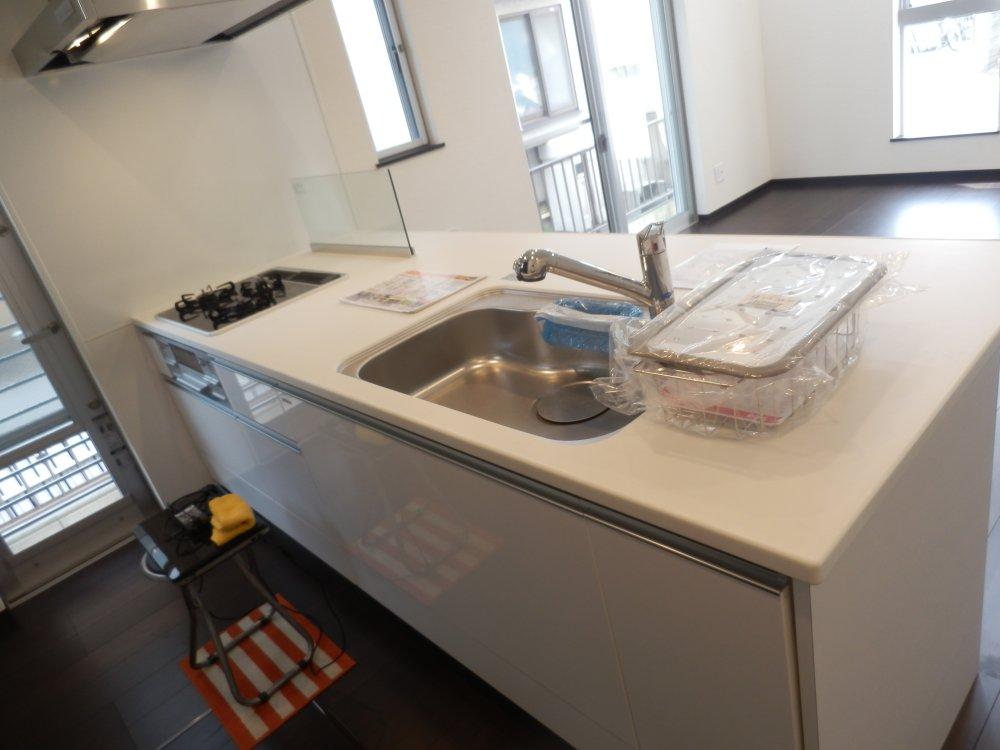 Kitchen. Face-to-face kitchen where you can enjoy a conversation with your family, even while cooking Indoor (September 2013) Shooting