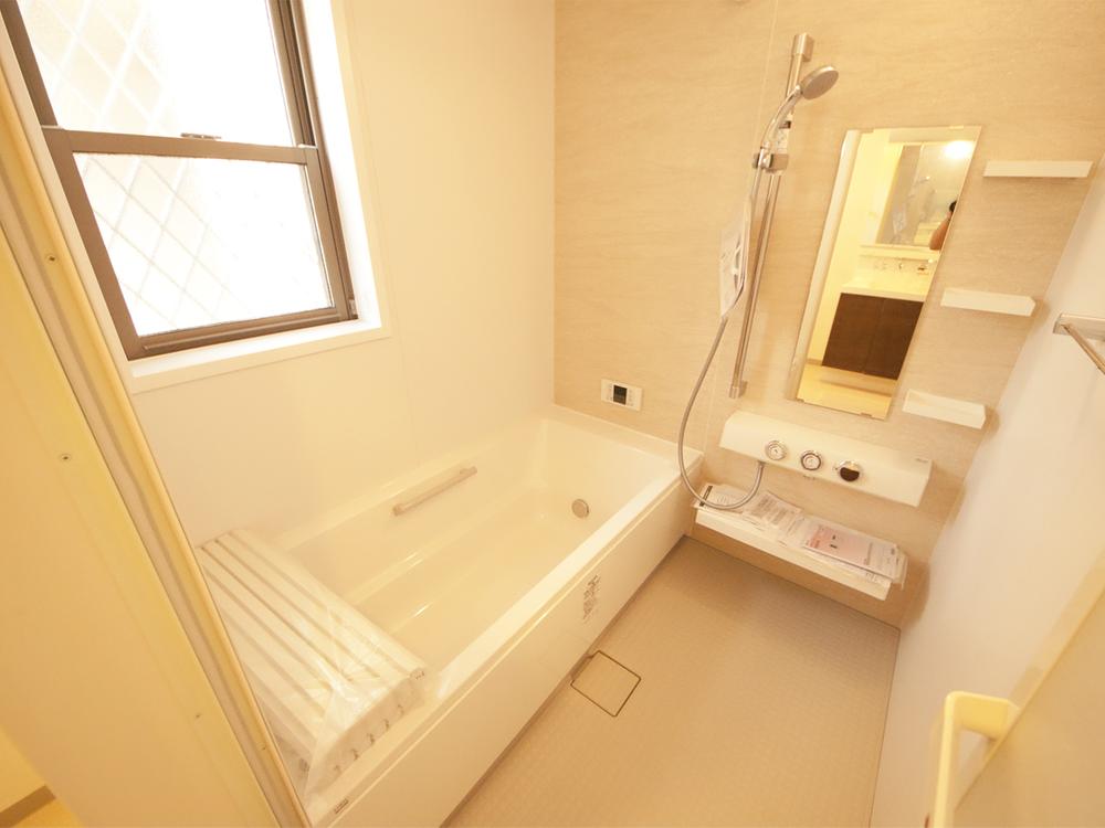 Bathroom. Room (August 2013) Shooting. INAX system bus of the bathroom (1 pyeong. In the bathroom of calm color scheme, It is likely to heal fatigue of the day. )