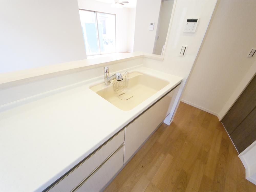 Kitchen. Room (August 2013) Shooting. Dining space of smile full of family gatherings in front of the counter kitchen