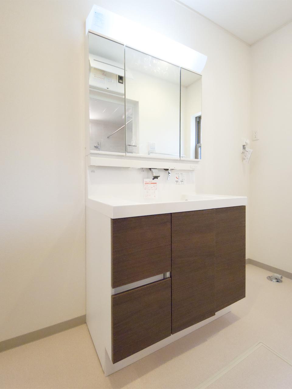 Wash basin, toilet. Room (August 2013) Shooting