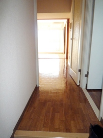 Entrance. Room seen from the entrance