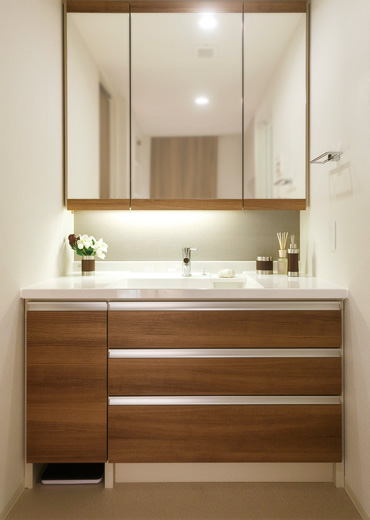 Bathing-wash room.  [Powder Room] Adopt a little basin bowl-integrated counter irregularities. It is convenient to pre-wash physicians, such as socks. In addition to three-sided mirror back storage, Smart pocket housed under the bowl, Two-stage slide housing and the movable shelf space in the base cabinet, Also it comes standard with hanging cupboard on the further washing machine.