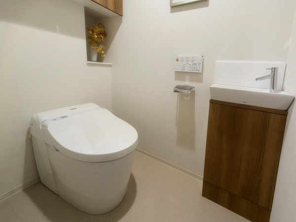 Bathing-wash room.  [Tankless toilet] Adopt a tankless toilet to achieve a refreshing space. Effortlessly clean because there is no tank part. About 70 percent compared with the toilet flushing water in a conventional toilet water-saving, Is also eco specification to fulfill the power-saving at the same time. Also has standard equipment also wash counter to show the smart also to guest.