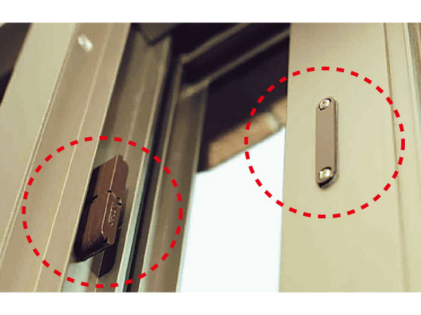 Security.  [Entrance door of all of the dwelling unit ・ Security sensors in the window] In order to enhance the security of, Security of the magnet to the front door and windows of the dwelling units of all 52 House ・ Installing a window sensor.  ※ If the sensor in the ON to go out and night before, An alarm intercom and incorrectly opening and closing, It will be reported to the Secom.  ※ FIX windows except. (Same specifications)