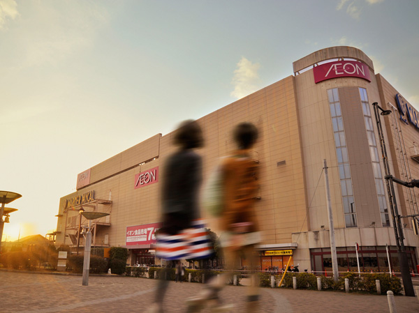 Surrounding environment. Boasting a floor space of Fujimino area number 1, Ion Oi shop. The first floor of the fresh produce and food court center, 2 of shop floor ・ 3rd floor. And on the fourth floor is 7 screen of ion cinema. If properly used the benefits, such as a movie of the day or Women's Day, Dating in your couple also recommended. When watching movies after shopping in the ion is being implemented, such as there is a privilege campaign.  ※ Ion Oi store (1-minute walk / About 10m ※ Park Front) (6-minute walk / About 450m ※ Bright Court)