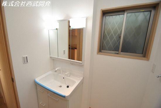 Wash basin, toilet. Indoor (12 May 2013) Shooting