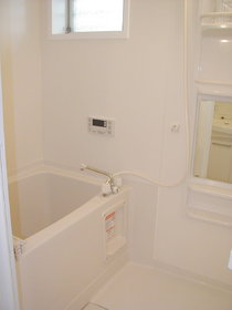 Bath. Small window ・ With additional heating