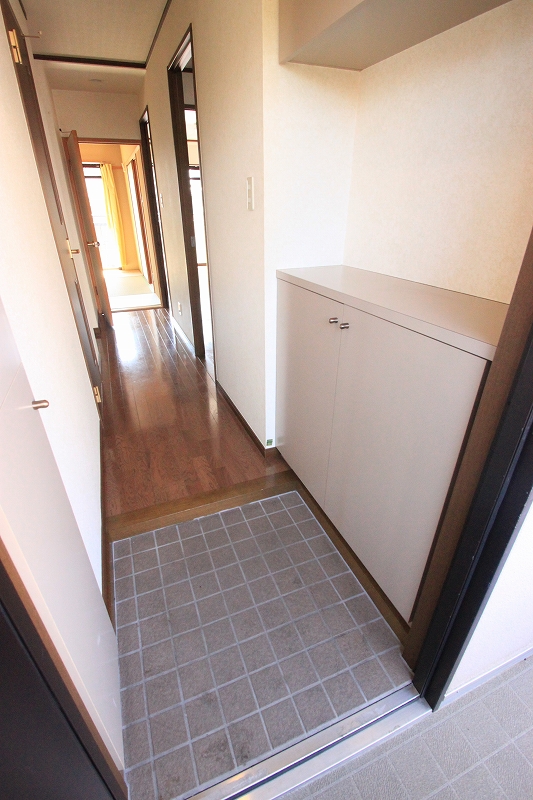 Entrance. The same type room photo