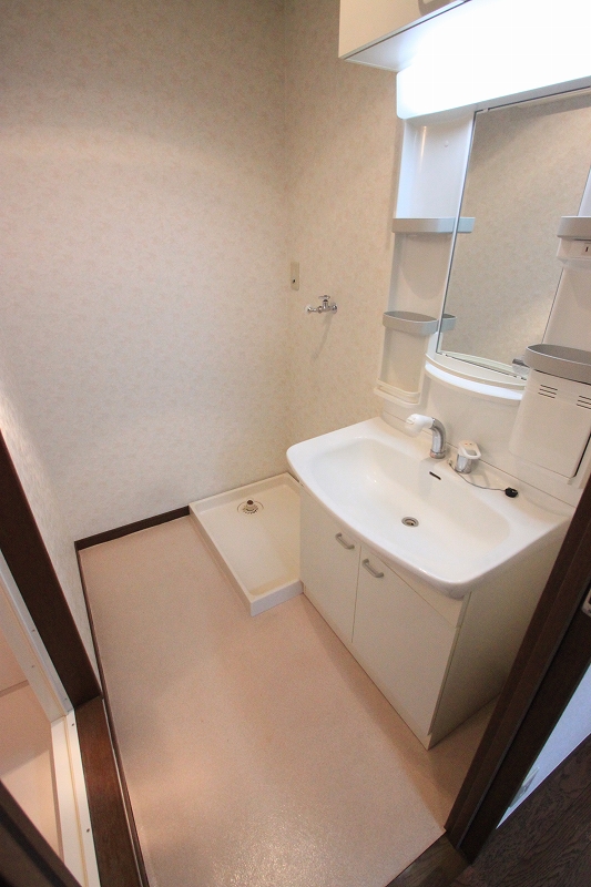 Washroom. The same type room photo