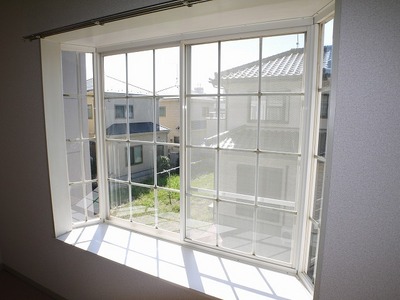 View. There is a bay window.