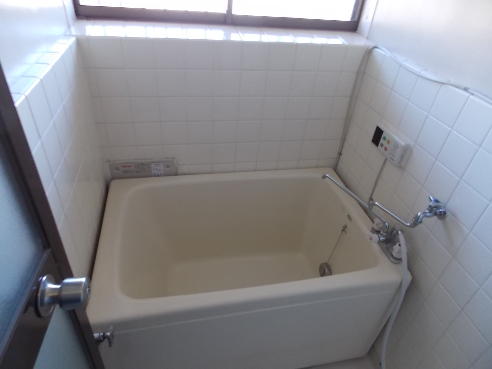 Bath. Reheating hot water supply. It is bright and there is a window.