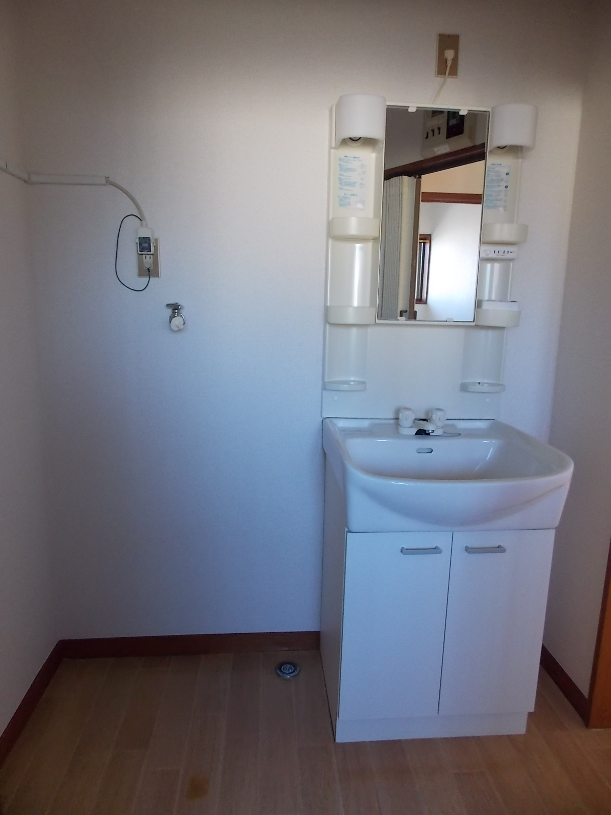 Washroom. Independent wash basin. Washing machine storage room.