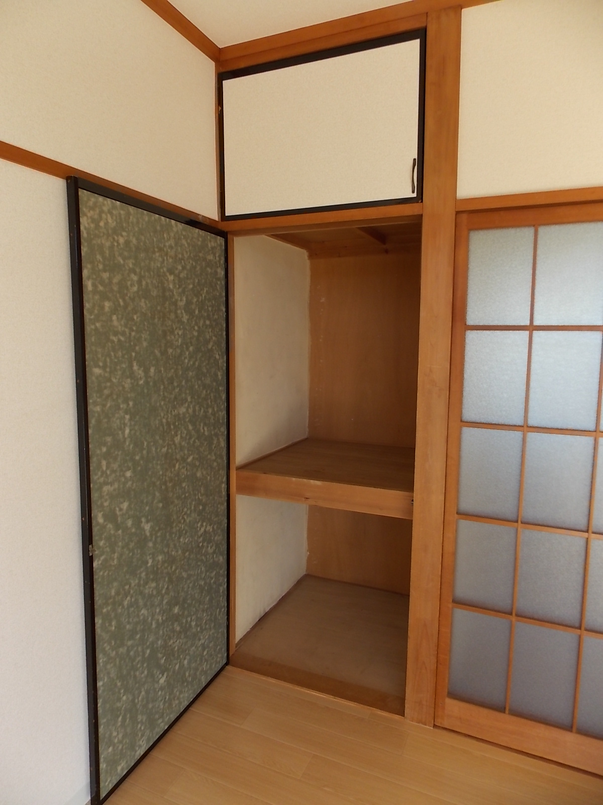 Receipt. Housed in Western-style. The hammer.