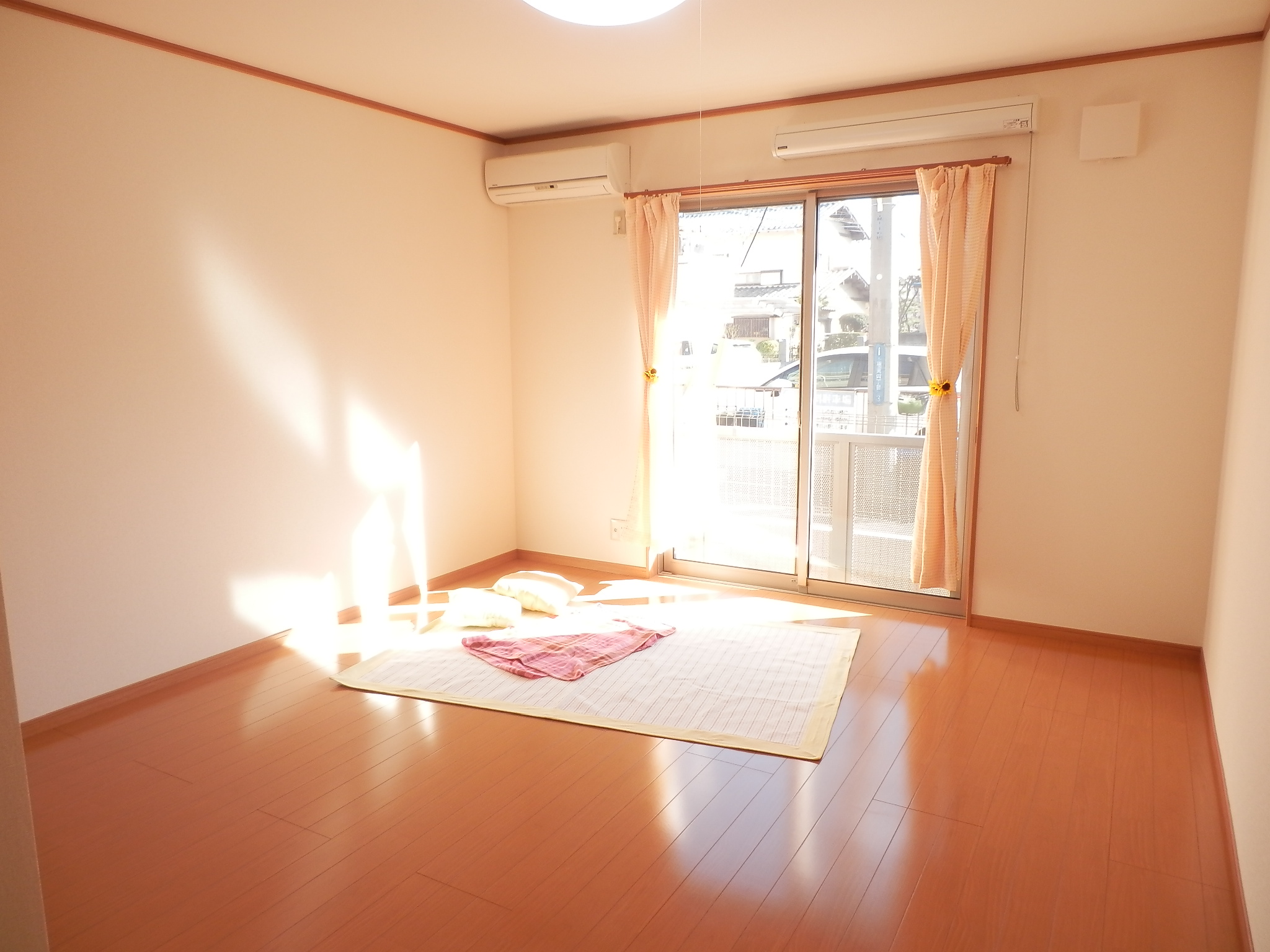 Living and room. Good per sun. With lighting. 