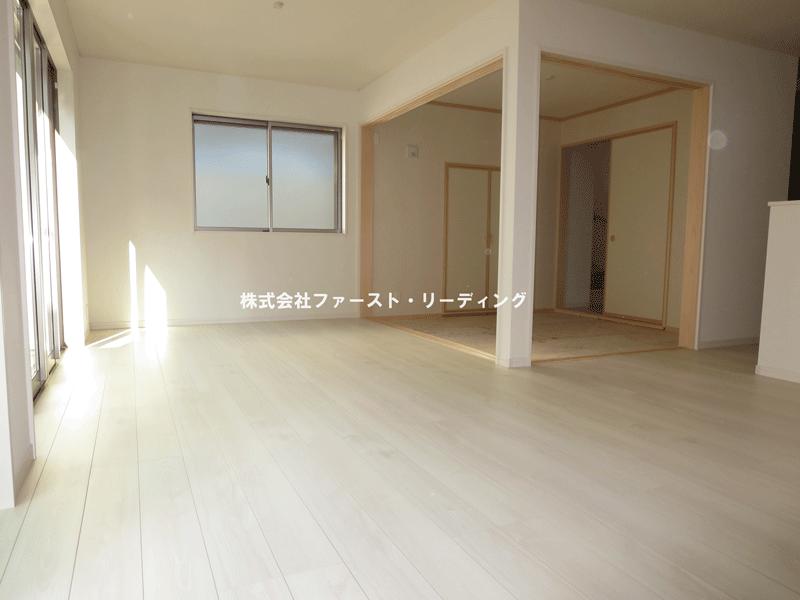 Living.  [Building 2] 18.8 Pledge LDK You can produce the lighting full of living space from Nantei! (December 2013) Shooting