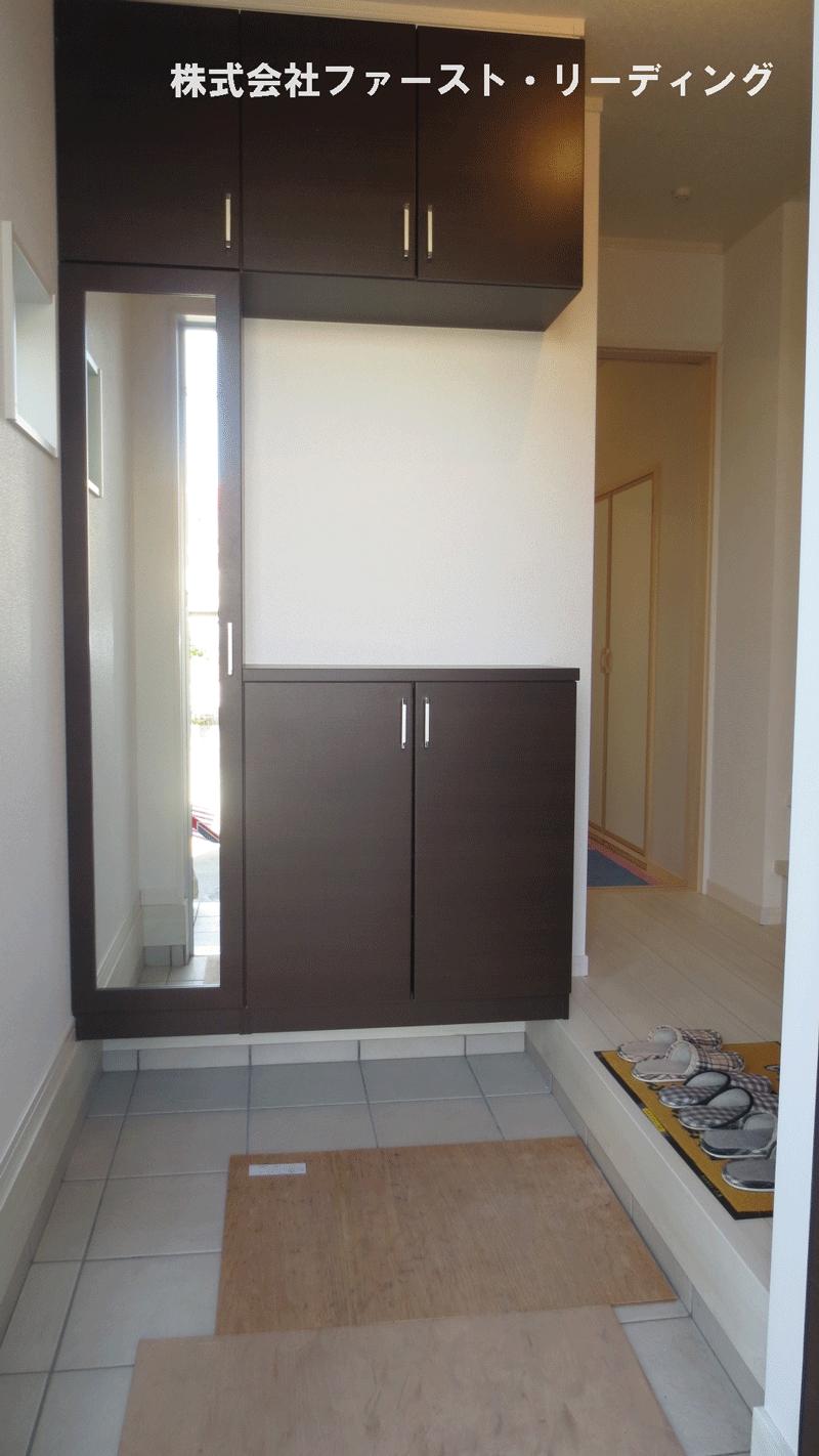 Entrance.  [Building 2] Systemic mirror & cabinet with front door storage that come in handy when going out (December 16, 2013) Shooting