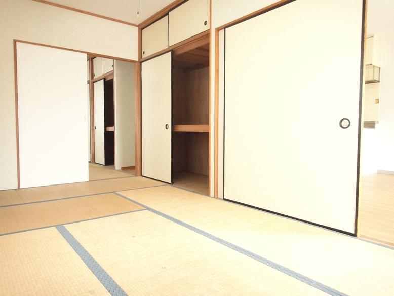 Other room space. Sunny