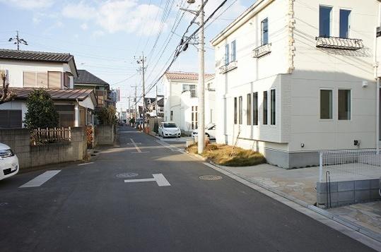 Local photos, including front road. Frontal road