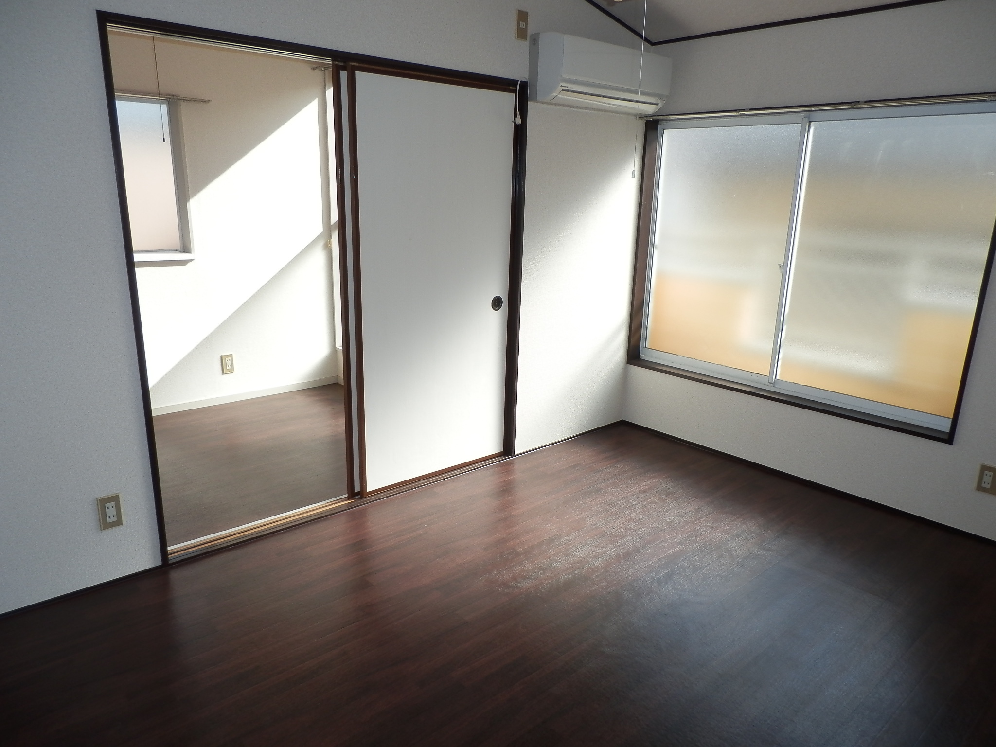 Living and room. It was air-conditioned new. 