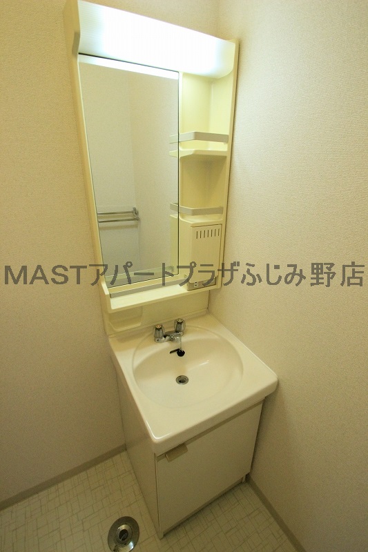 Other. 0m to wash basin (Other)