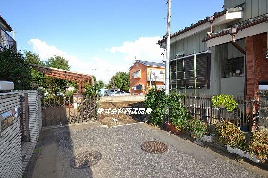 Local photos, including front road. Local (10 May 2012) shooting