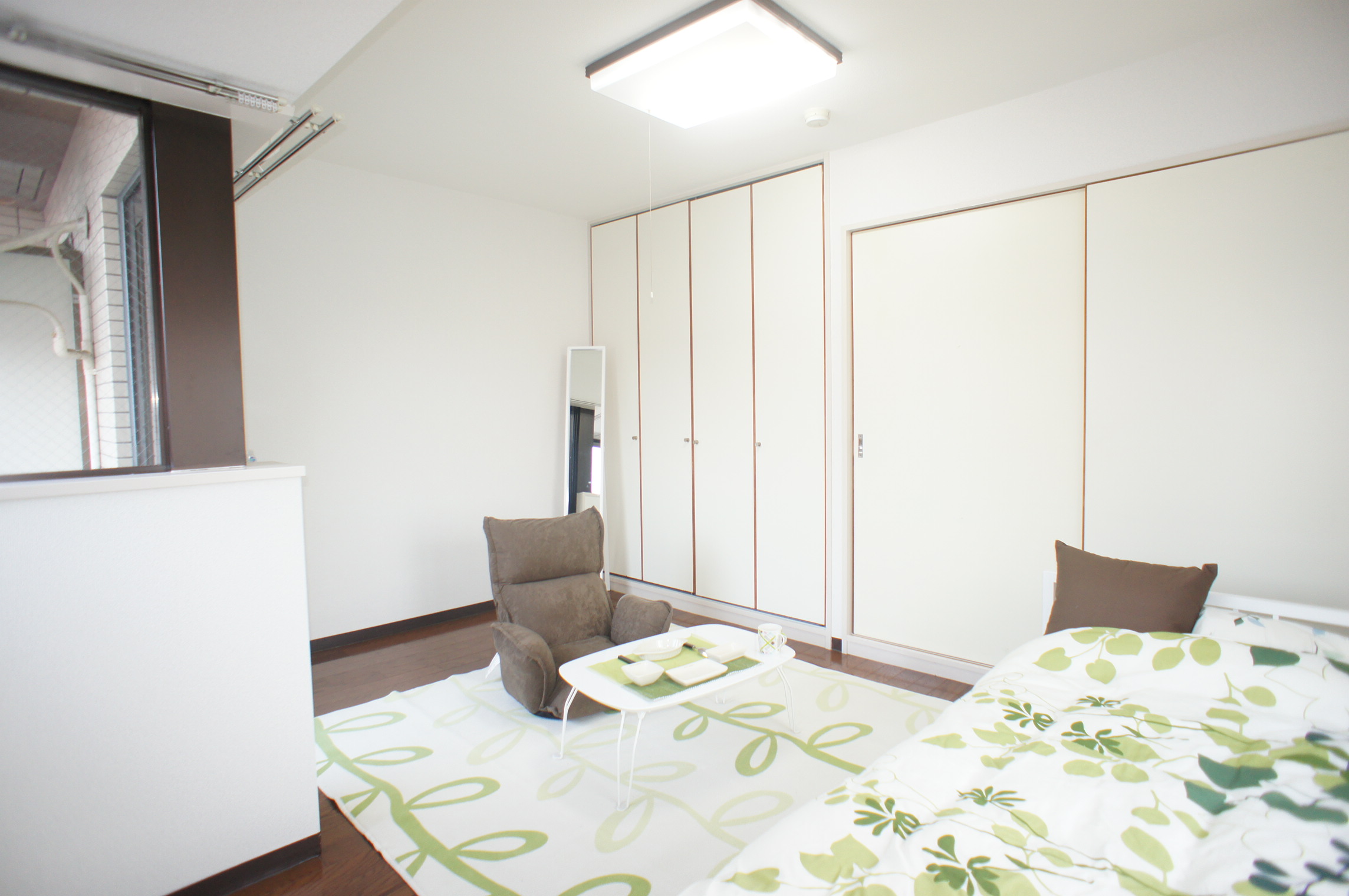 Living and room. Western-style 7 Pledge