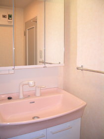 Washroom. There washbasin.