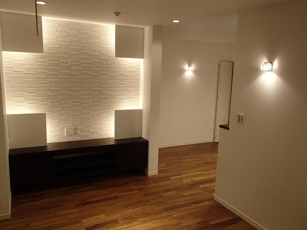 Living. Equipped with a TV board in the living! With BOX that small items can also be accommodated. Rear indirect lighting is illuminated, To reduce eye fatigue at the time of TV viewing. 