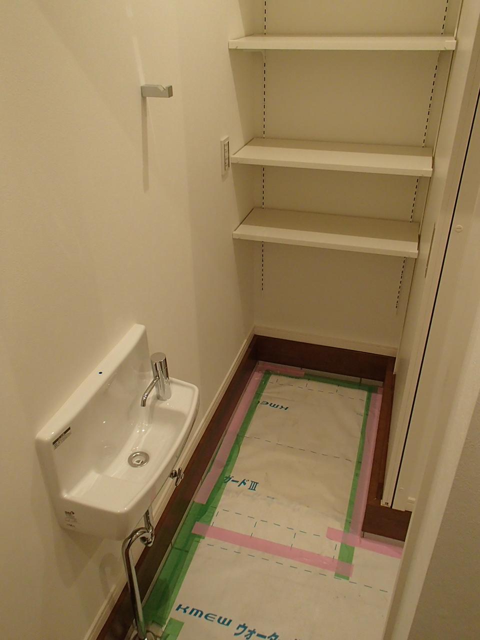 Entrance. The entrance side will clean up and clean such as "entrance closet" strollers and sports equipment. Convenient with wash-basin. 