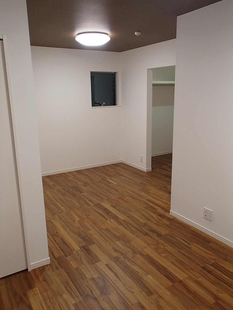 Non-living room. Solid flooring barefoot comfortable texture. It referred to as the "king of the tree.", Since the water in strong teak to clean is easy. 