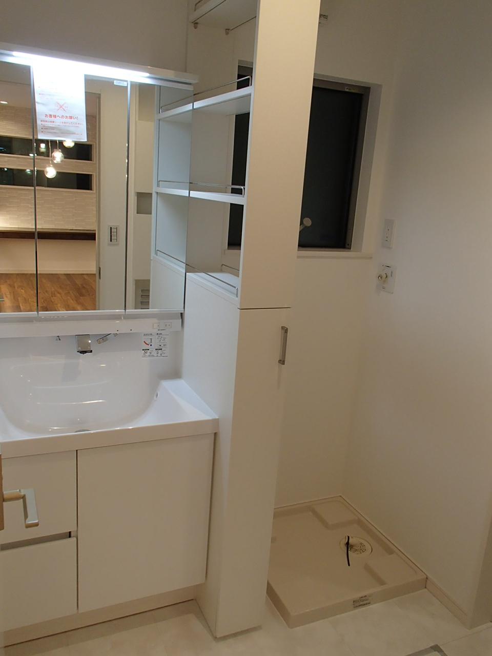 Wash basin, toilet. The basin changing room as a "partition storage" with "embedded storage". You can wash supplies and towel stock. Solve the problem that things will be a lot! 