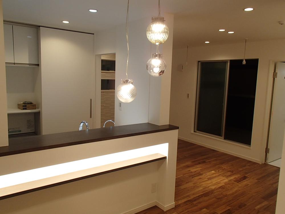 Living. Face-to-face kitchen. Dining of Light is also fashionable. 