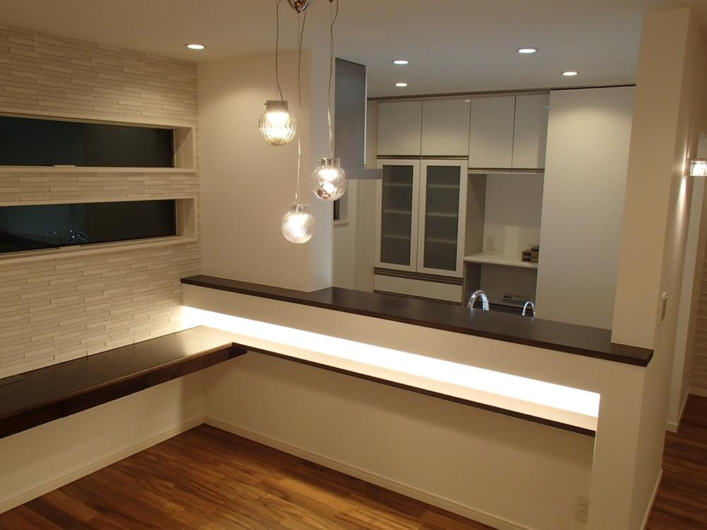 Living. There is a built-in desk in the living room, Also to your study of children. 