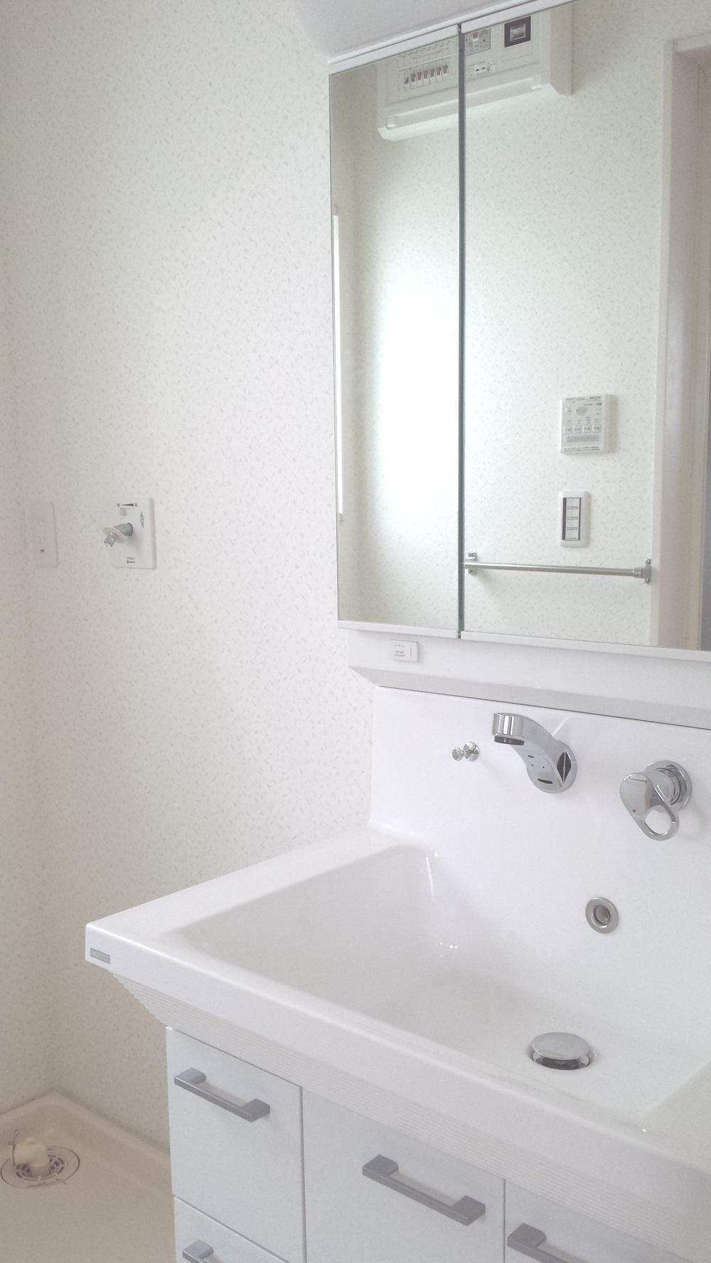 Wash basin, toilet. Building 3 Shampoo wash basin with dresser (2013 November shooting)