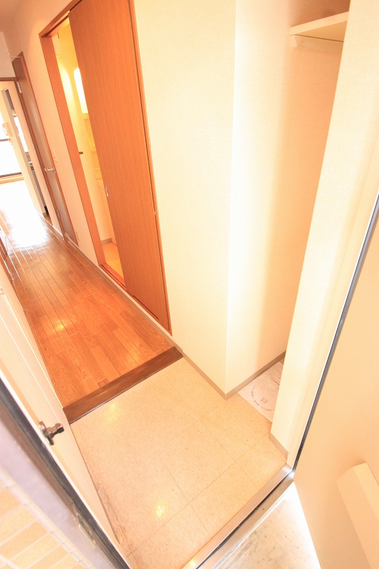 Entrance.  ■ Same apartment It is similar to photo