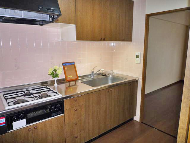 Kitchen. 3-burner stove with grill city gas