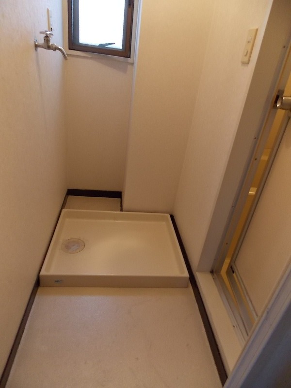 Other. Dressing room, Washing machine in the room. It has a window.